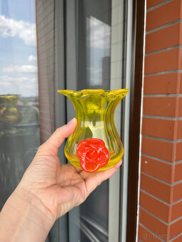 Váza 11.5 cm s nálepem, žluté brokové hutní sklo - 4