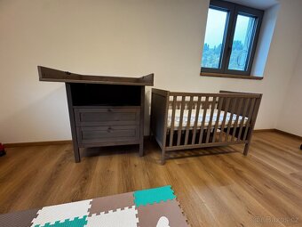 Komoda s přebalovacím pultem a postýlka - 4