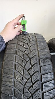 Zimní pneumatiky 235/45/20, Goodyear, DOT3120
- 4