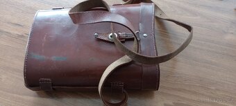 Dalekohled v kožené brašně - 4