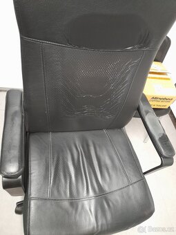 Prodám starší kancelářské křeslo židle z kůže - 4