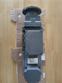 Elektromotor s převodovkou Lenze, 0,75kW , 403 ot/min, brzda - 4