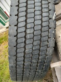 Prodám zaběrové pneu 315/80 r 22,5 - 4