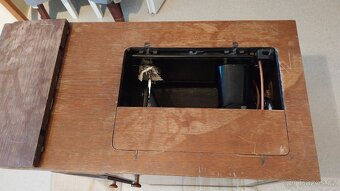 Singer 15K – funkční šlapací šicí stroj se stolkem - 4