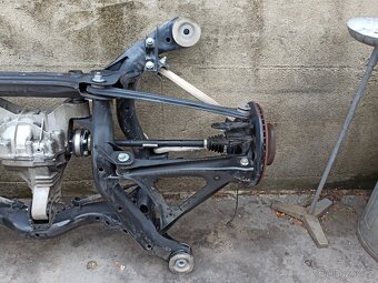 VW TOUAREG - KOMPLETNÍ ZADNÍ NÁPRAVA - BEZ KOROZE - 4