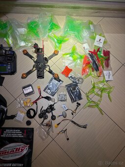 FPV dron + FPV bryle + baterie + nahradní díly - 4