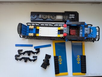 LEGO vlak lokomotiva ze setu 60052 bez motoru a pohonu - 4