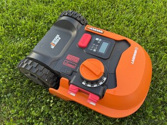 Robotická sekačka WORX M700 - super stav - 4
