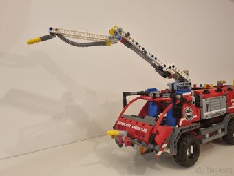Lego technic - Letištní záchranné vozidlo - 42068 - 4