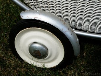 Starožitný kočárek po renovaci - 4