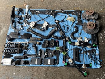 BMW e90 e91 e92 e93 e87-Díly - 4