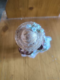 Porcelánová panenka v jarních šatech - 4