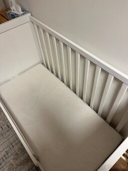 Postýlka IKEA Sundvik vč.matrace, povlečení atd - 4