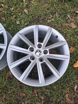 Alu kola 5x112 originál Škoda Octavia III R17 - 4