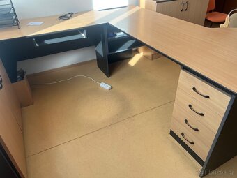 Pracovní stůl ve tvaru U s židlemi - 4