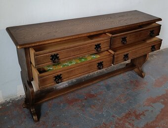 Dubová, rustikální komoda s kováním. - 4