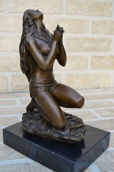 Bronzová socha - KLEČÍCÍ INDIÁNKA - 4