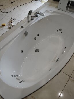Luxusní vířivá vana s tryskami a světlem – téměř nepoužívaná - 4