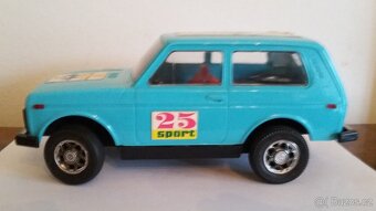 Stará hračka Lada Niva na setrvačník výroba Rusko 1985 - 4
