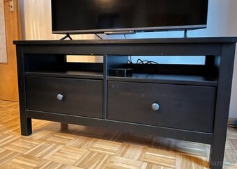 TV STOLEK S NÁSTĚNNOU POLICÍ IKEA HEMNES - 4