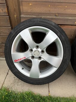 Prodám ALU disky Škoda 5x112 7Jx17 ET54, letní pneu - 4