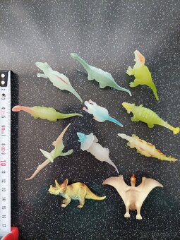 Fosforove figurky dinosauru +2 navic - 4