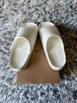 Nike Calm Slide bílé – velikost 40 - 4