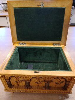 Vyřezávaná skříňka, vyřezávané poličky, podstavce na květiny - 4