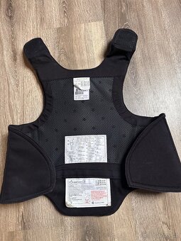 Jezdecká vesta Fouganza + helma TCM – dětský komplet (700 Kč - 4