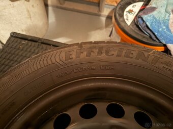 Prodám pneu včetně plechového kola a disku Škoda - 4