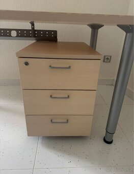 Kancelářský stůl - 4