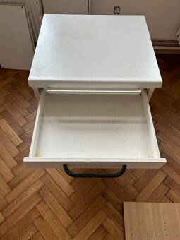 Prodám zdravotnický stolek - 4