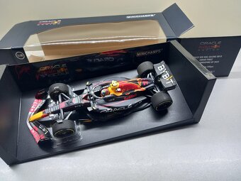 F1 RED BULL RB18 PEREZ VÍTĚZ SINGAPUR 2022 MINICHAMPS 1:18 - 4