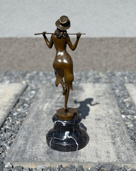 Bronzová socha kabaretní tanečnice elegantní burleskní figur - 4