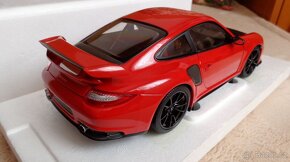 Porsche 911 GT2 RS 2011 1:18 Minichamps - 4