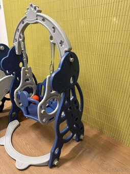 Dětská skluzavka se skládací houpačkou a košem – TOP STAV - 4