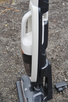 Tyčový vysavač Electrolux WELL Q6  Baterie slabá  - 4