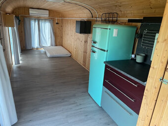 Maringotka 7 x 2,4m, světlá, hezká, čistá - 4