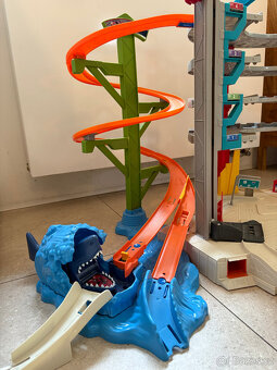 Hot Wheels Mega garáž se žralokem - 4