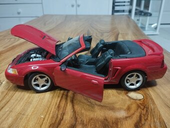 Ford Mustang GT 1999 1/18 Maisto - 4