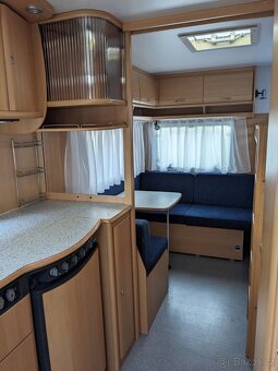 Karavan Dethleffs pro 5-6 osob, palanda, předstan - 4