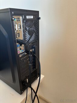 Stolní počítač, monitor a klávesnice - 4