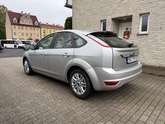 FORD FOCUS II 2,0i 107kW GHIA KŮŽE,STK,HATCHBACK - 4