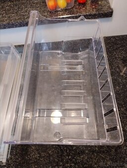 Šupliky, přihrádky a police z chladničky Whirlpool - 4