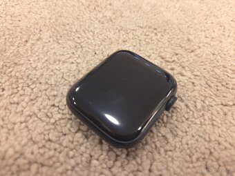 Apple Watch SE (2022) - 44 mm, temně inkoustový hliník - 4