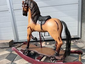 Veliký dřevěný houpací kůň na kolečkách malovaný - 4