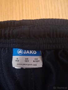 Prodám fotbalové tepláky JAKO vel. 140, cca 9-10 - 4