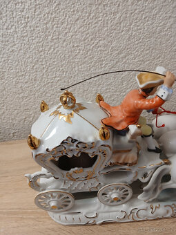 Porcelánový kočár trojspřeží signovaný 36 cm. - 4