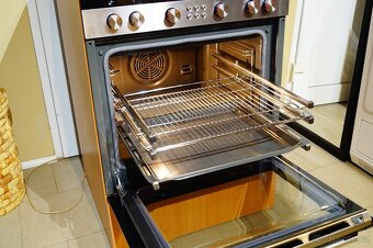 Nerezový vestavný sporák Siemens HE761560, lyžiny - 4