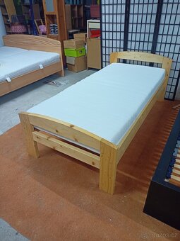 Prodám krásnou postel z masivu 90 x 200 cm - 4